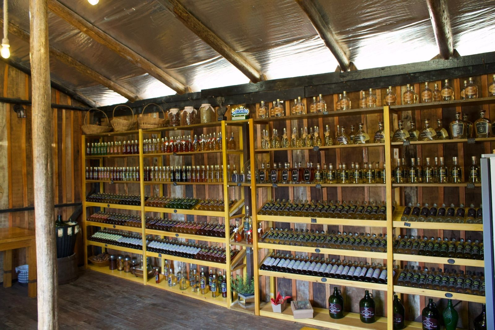 Interior da loja da Cachaçaria Dona Nelva