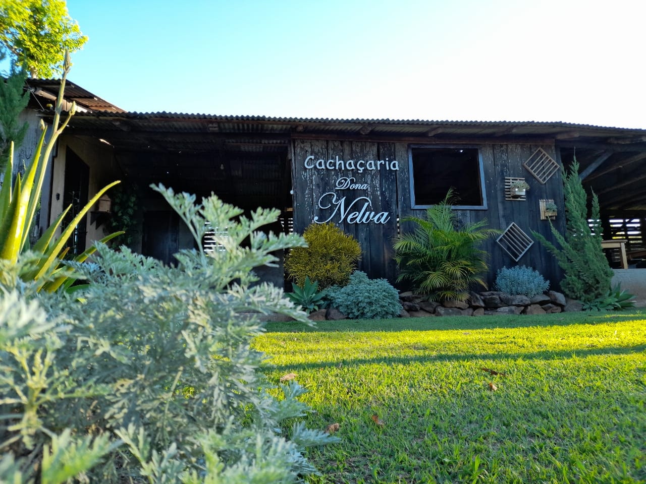 Jardim e fachada da Cachaçaria Dona Nelva