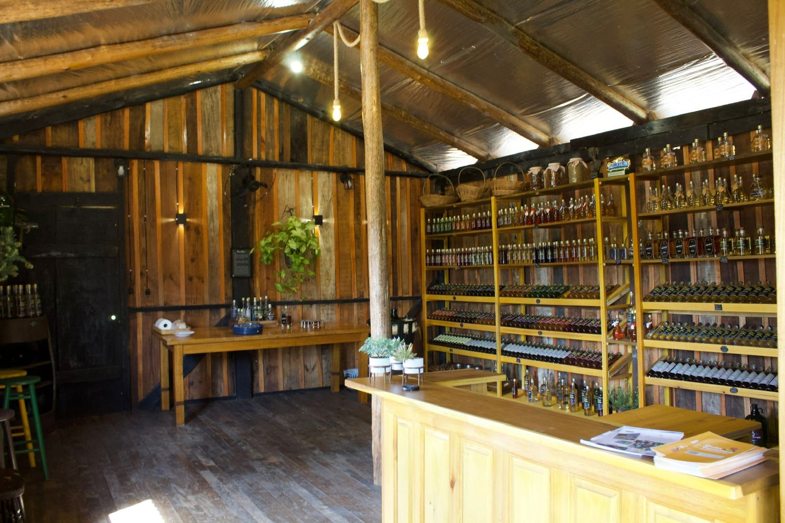 Balcão da loja da Cachaçaria Dona Nelva