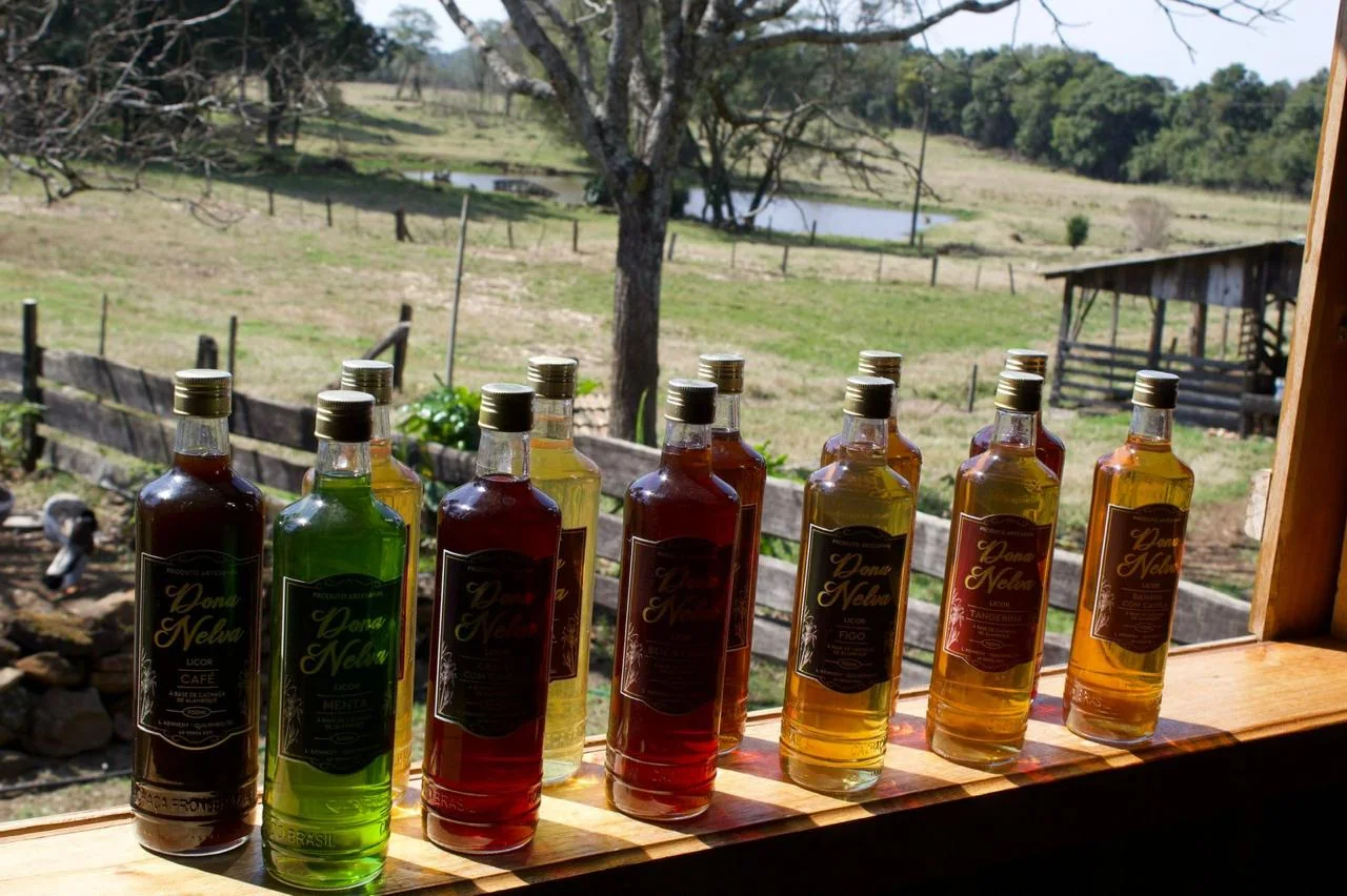 Garrafas de licores artesanais Dona Nelva com vista para a propriedade