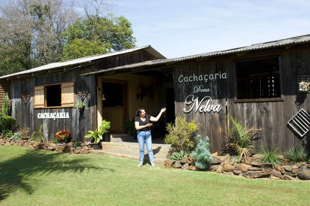 Fachada de madeira da Cachaçaria Dona Nelva