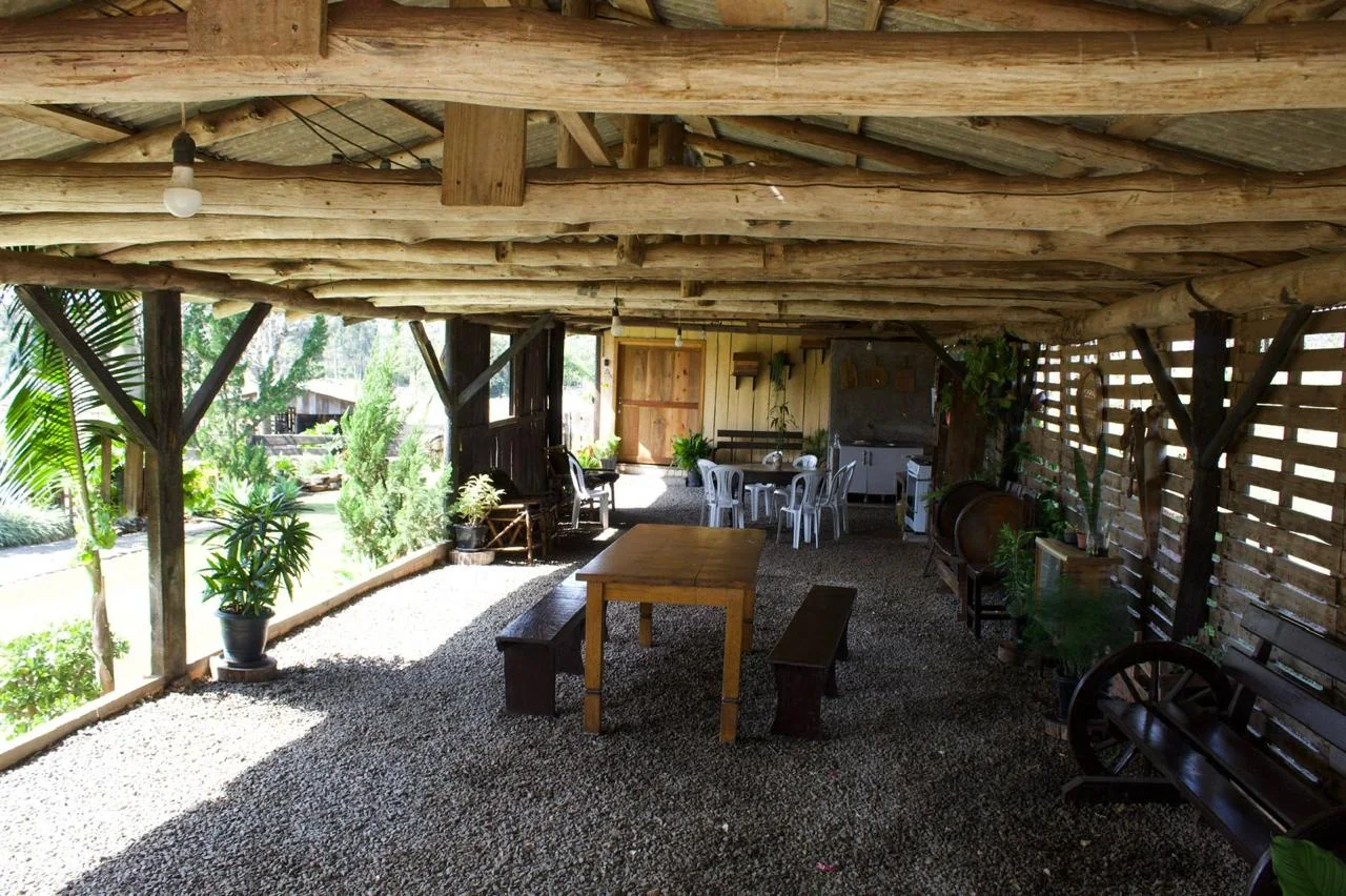 Espaço coberto para receber visitantes na propriedade
