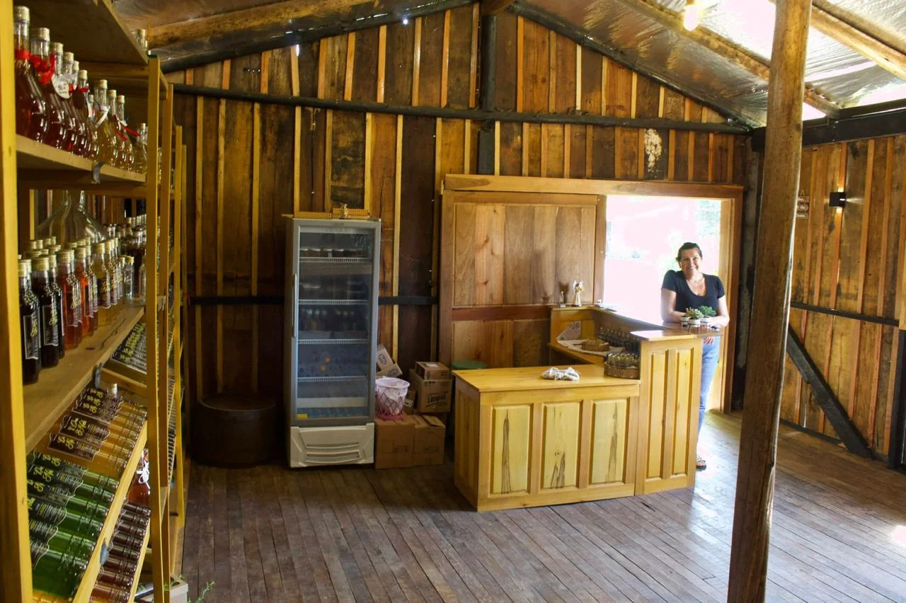 Interior da loja da Cachaçaria Dona Nelva