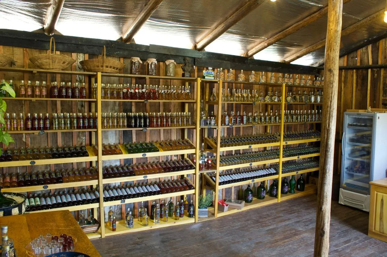 Prateleiras com cachaças e licores artesanais