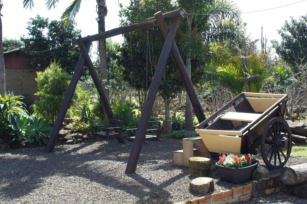 Balanço e carroça decorativa no jardim