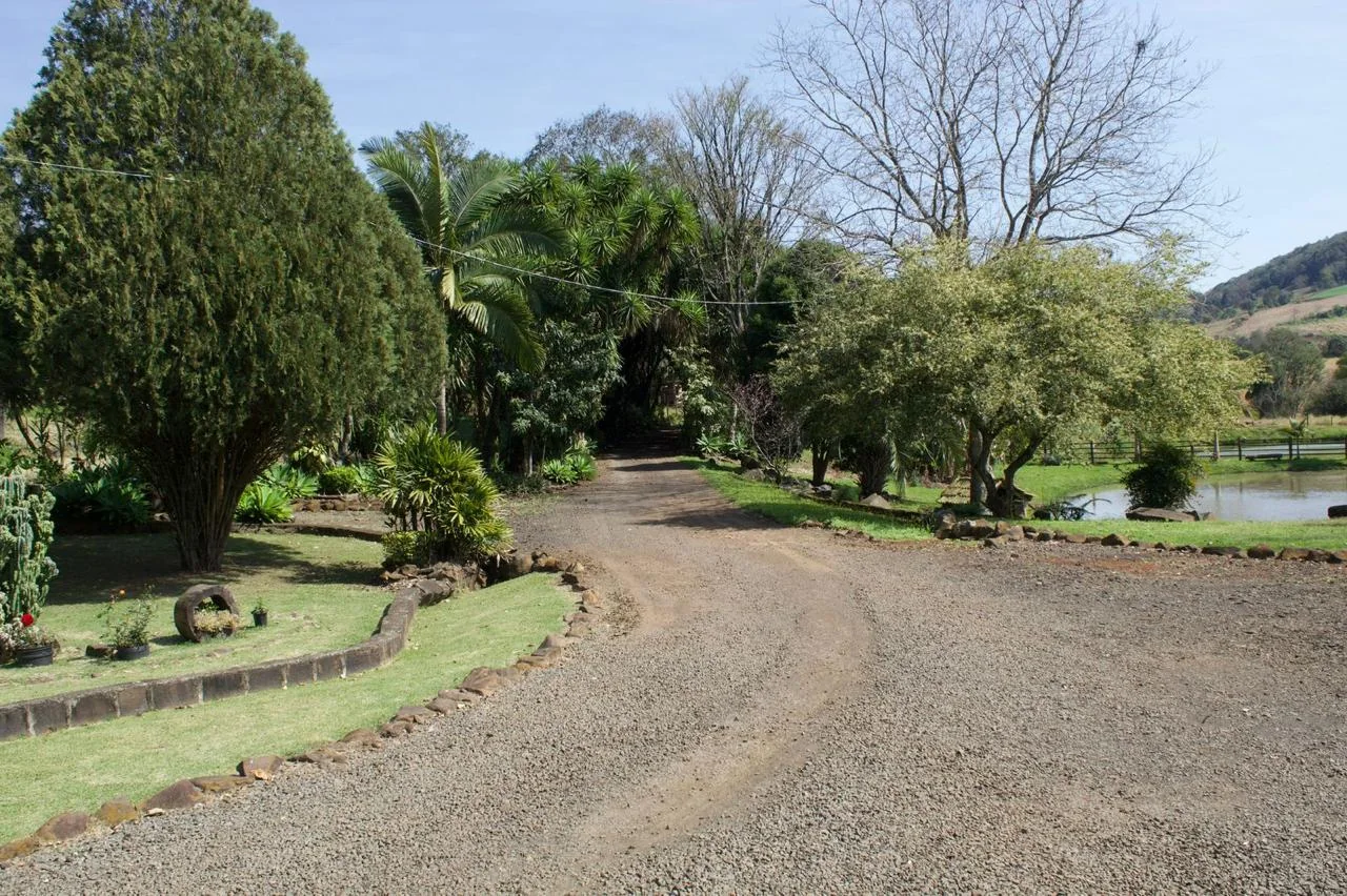 Caminho de acesso e jardim da propriedade