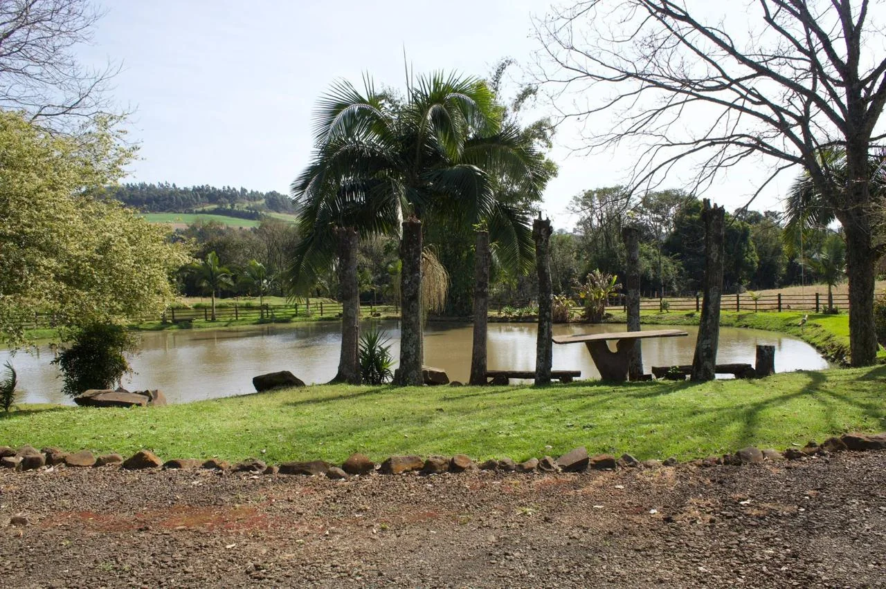 Lago e paisagem rural da propriedade Dona Nelva