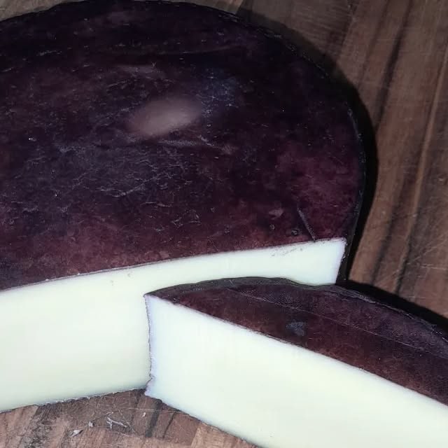 Queijo artesanal de casca escura do Laticínio Nono Pedro