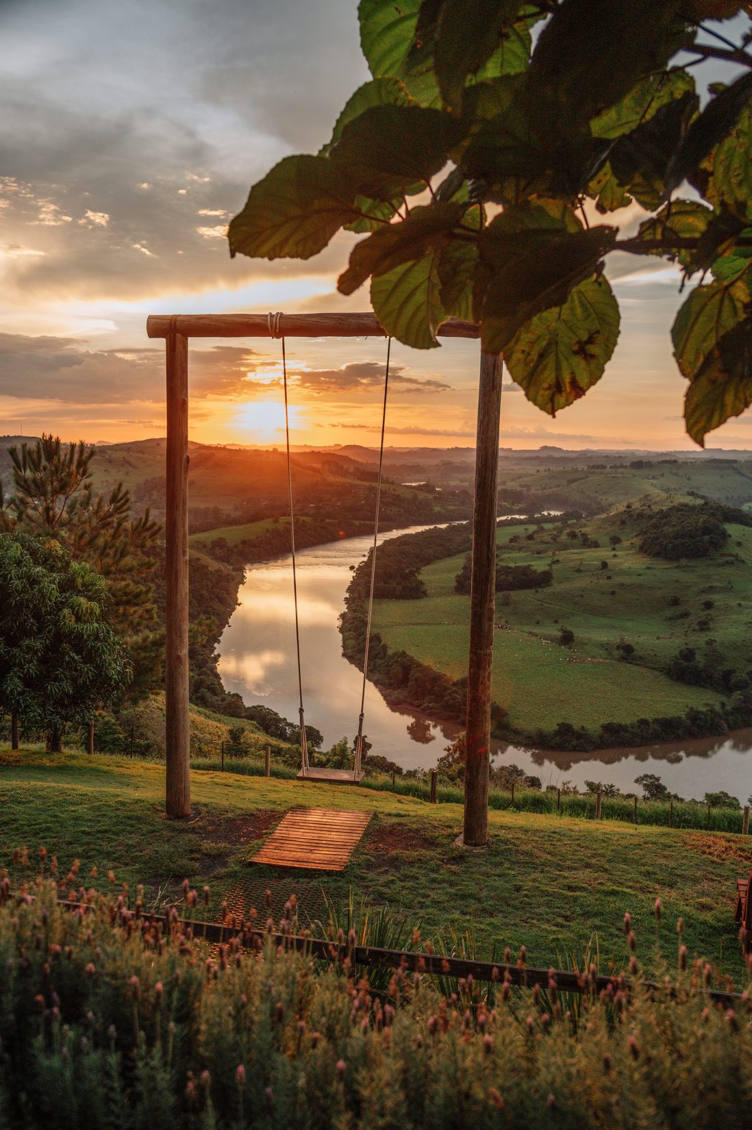Balanço no mirante da Volta do Dedo ao pôr do sol